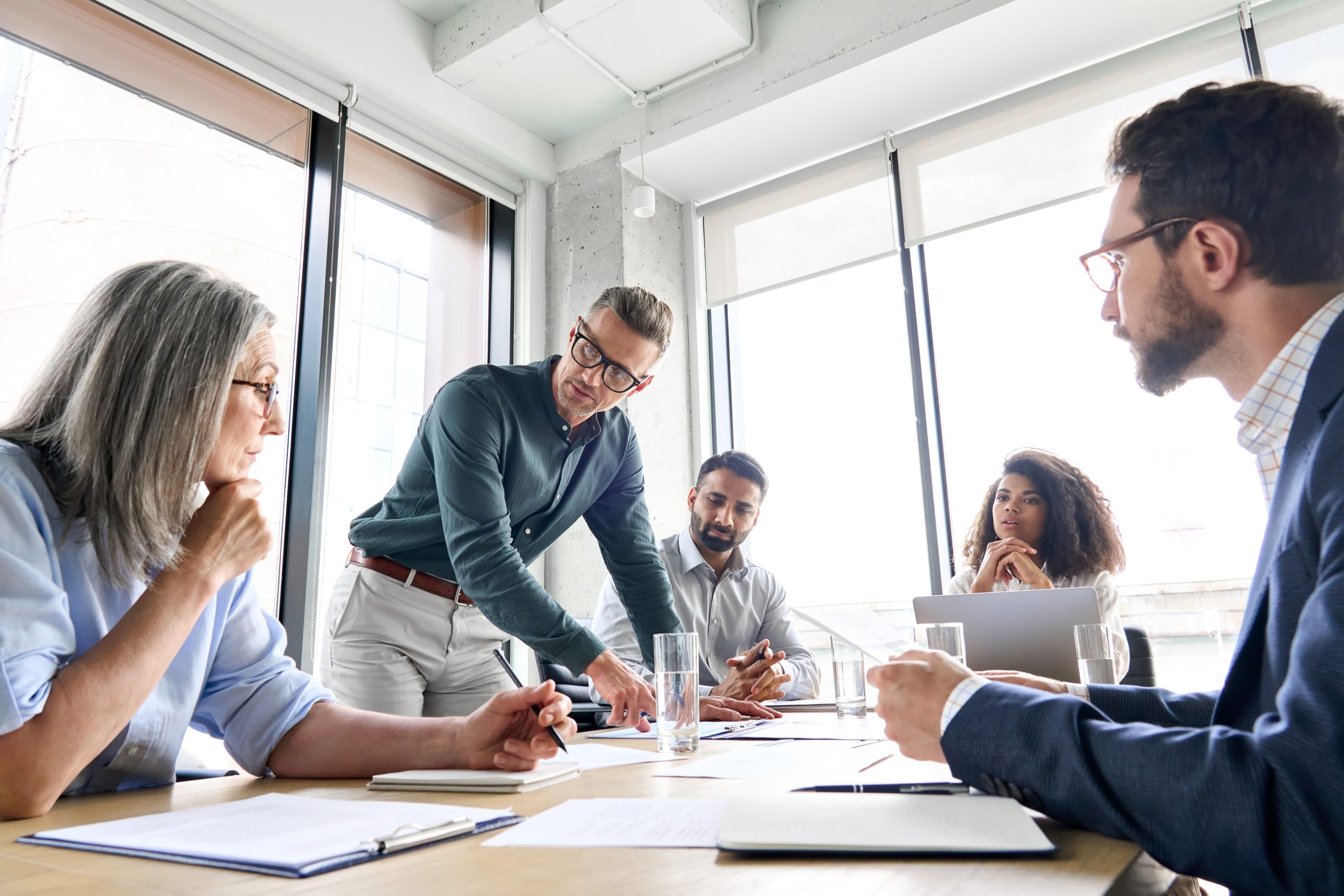 Equipe reunida discutindo estratégias como parte da maturidade digital