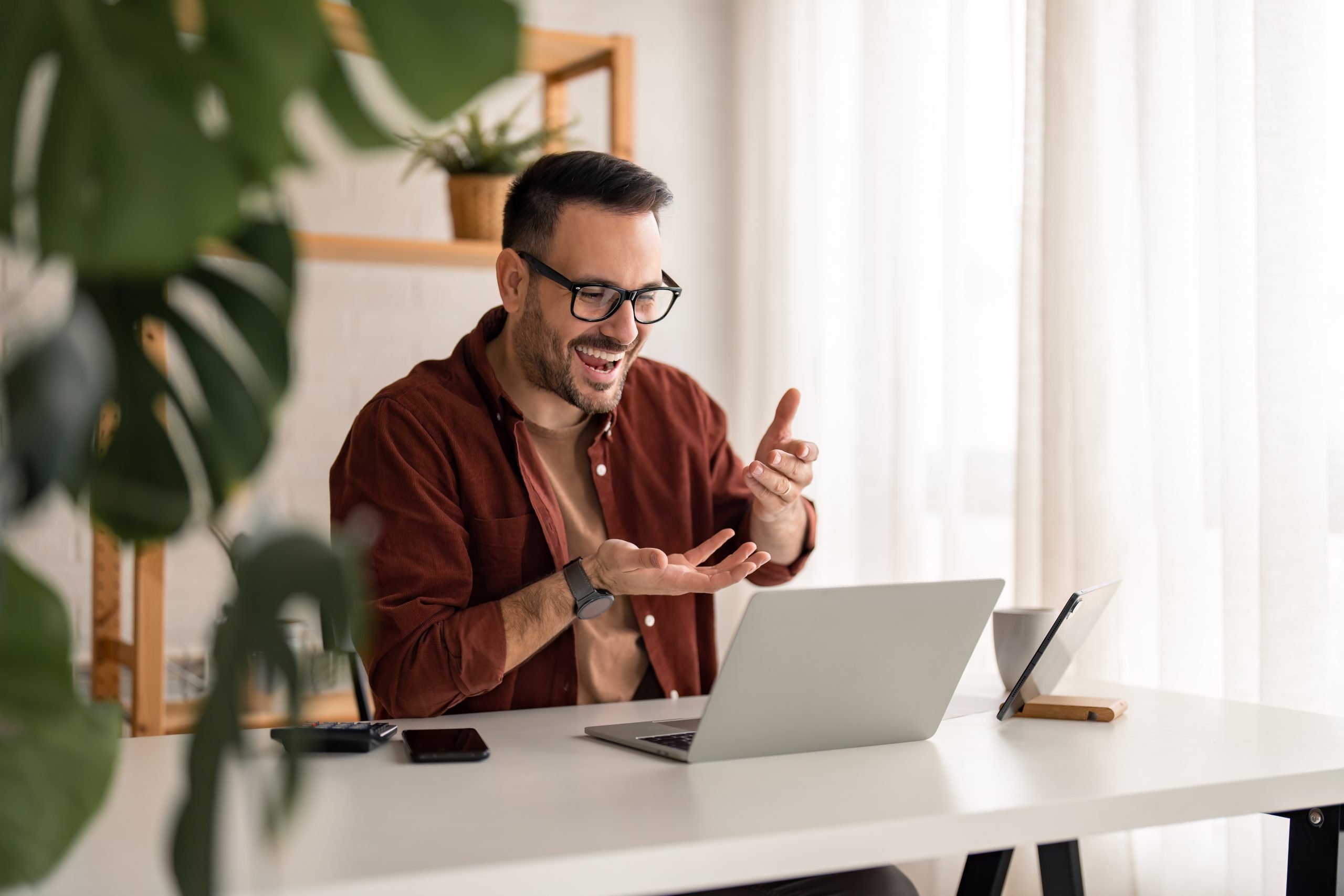 Criador digital desmistificando mitos sobre monetizar comunidades