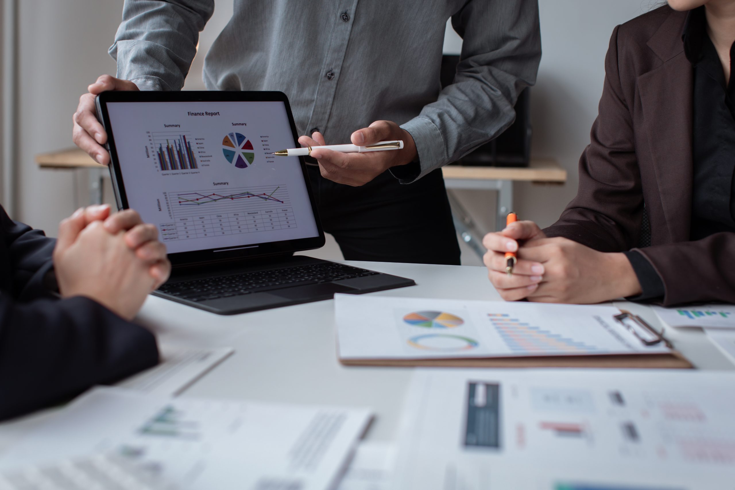 Análise de gráficos financeiros em reunião de negócios digitais, representando estratégias de longo prazo e construção de ativos digitais