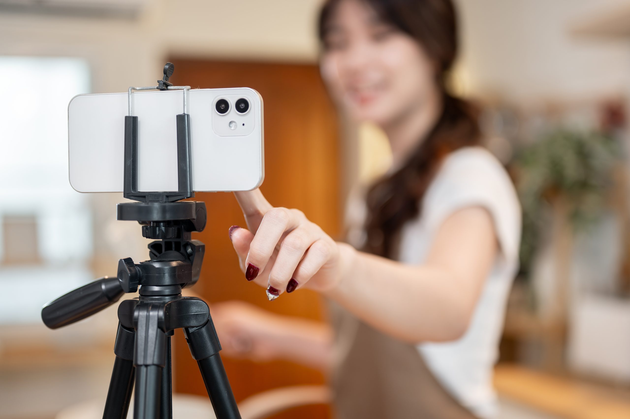 Mulher gravando vídeo com celular — como chamar atenção nas redes sociais