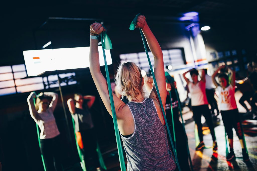 Participantes engajados em treino coletivo dentro de uma comunidade fitness