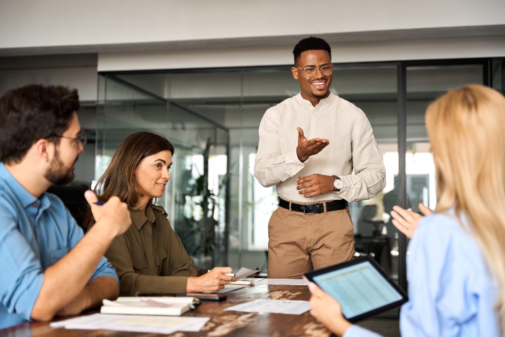 Equipe de marketing discutindo como definir ICP e nicho de mercado.