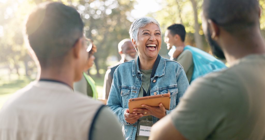 Modelos de assinatura em comunidades mostrados em pessoas reunidas e sorrindo, destacando como grupos pequenos podem gerar valor de forma sustentável.