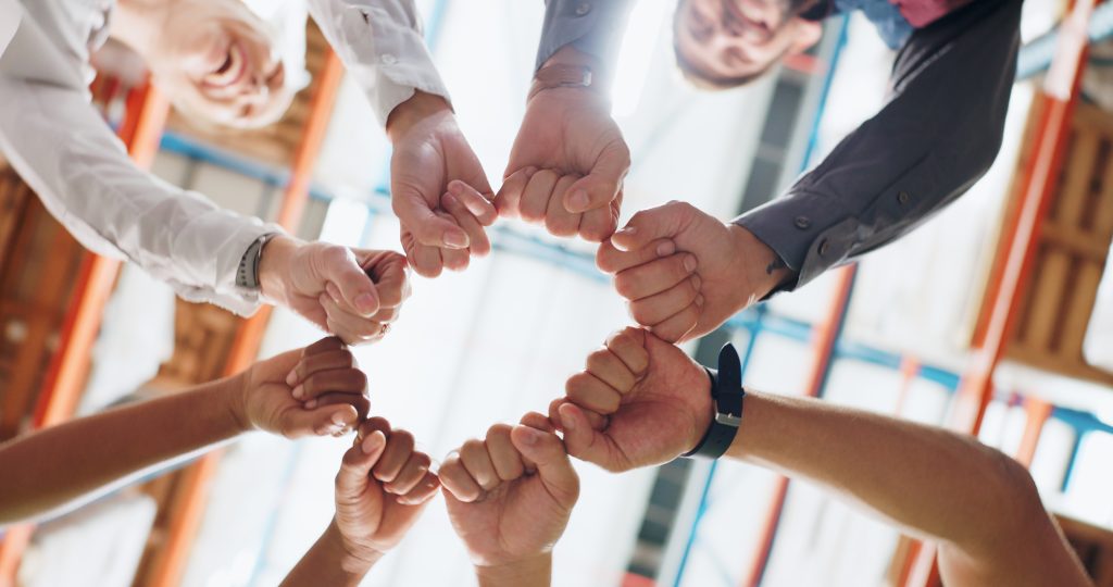 Comunidade como ativo mostrada por grupo de pessoas conectadas em círculo, destacando união e valor da comunidade.