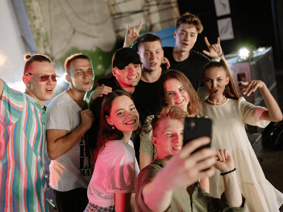 Comunidade vs. Redes Sociais: Onde investir em 2026?